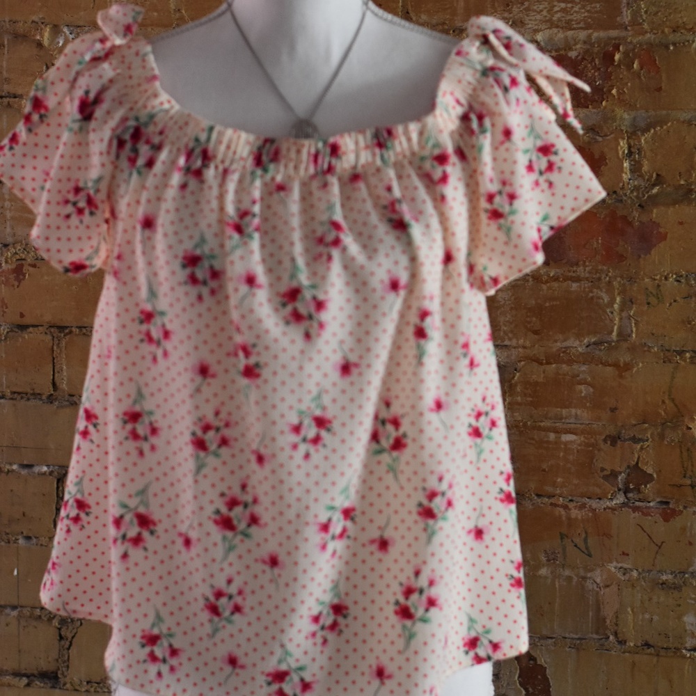 Cute Floral Top One Clothing Size Medium